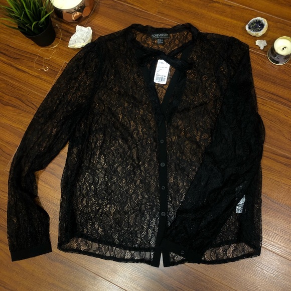 ✨2/$20✨FOREVER 21 PLUS SIZE LACE BUTTON UP BLOUSE✨ - Picture 2 of 3